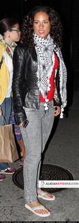 Alicia Keys feet photo thumbnail