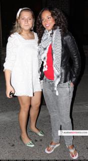 Alicia Keys feet photo thumbnail