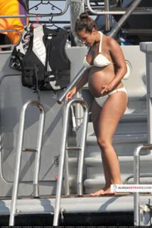 Alicia Keys feet photo thumbnail