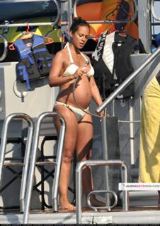 Alicia Keys feet photo thumbnail