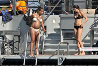 Alicia Keys feet photo thumbnail