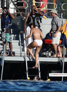 Alicia Keys feet photo thumbnail