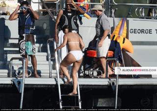 Alicia Keys feet photo thumbnail