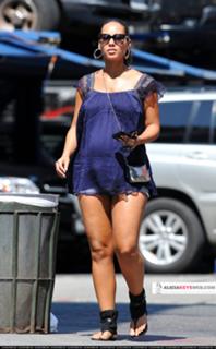 Alicia Keys feet photo thumbnail