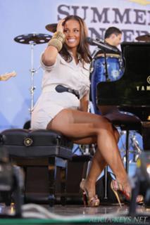 Alicia Keys feet photo thumbnail