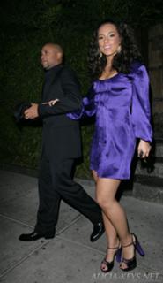 Alicia Keys feet photo thumbnail