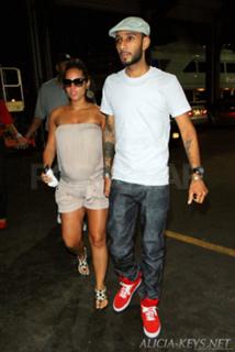 Alicia Keys feet photo thumbnail