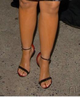 Alicia Keys feet photo thumbnail