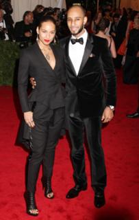 Alicia Keys feet photo thumbnail
