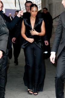 Alicia Keys feet photo thumbnail