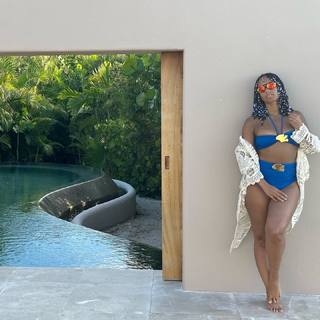Alicia Keys feet photo thumbnail