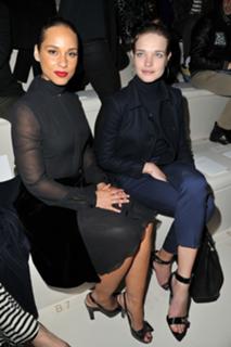 Alicia Keys feet photo thumbnail