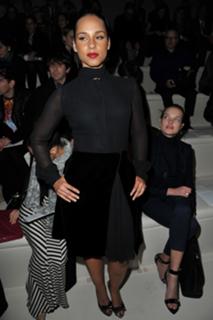 Alicia Keys feet photo thumbnail