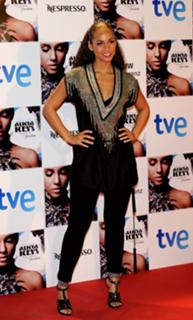 Alicia Keys feet photo thumbnail