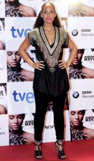 Alicia Keys feet photo thumbnail