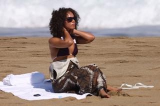 Alicia Keys feet photo thumbnail