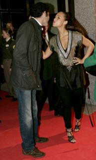 Alicia Keys feet photo thumbnail
