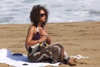 Alicia Keys feet photo thumbnail