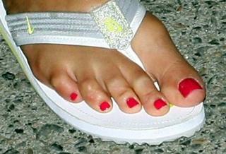 Alicia Keys feet photo thumbnail