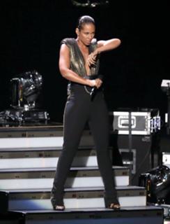 Alicia Keys feet photo thumbnail