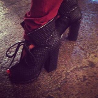 Alicia Keys feet photo thumbnail