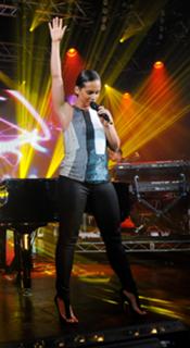 Alicia Keys feet photo thumbnail