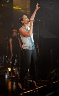 Alicia Keys feet photo thumbnail