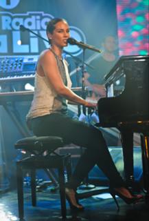 Alicia Keys feet photo thumbnail