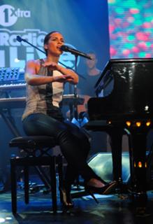 Alicia Keys feet photo thumbnail