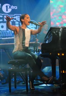 Alicia Keys feet photo thumbnail