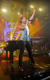 Alicia Keys feet photo thumbnail