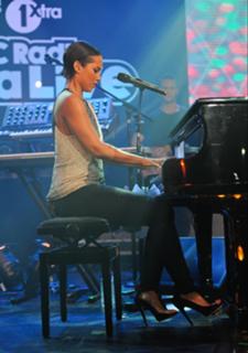 Alicia Keys feet photo thumbnail