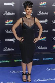 Alicia Keys feet photo thumbnail