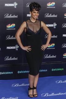 Alicia Keys feet photo thumbnail