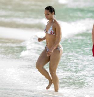 Alicia Keys feet photo thumbnail