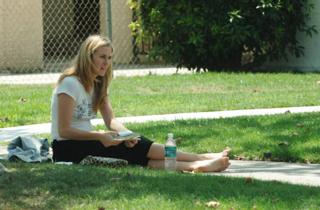 Alicia Silverstone feet photo thumbnail