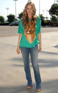 Alicia Silverstone feet photo thumbnail