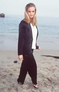 Alicia Silverstone feet photo thumbnail