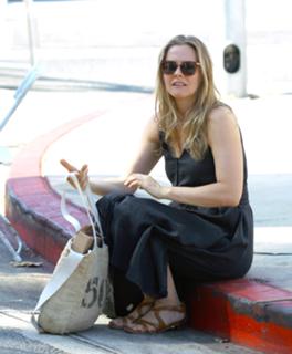 Alicia Silverstone feet photo thumbnail