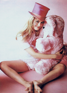 Alicia Silverstone feet photo thumbnail