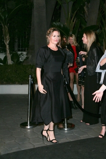 Alicia Silverstone feet photo thumbnail