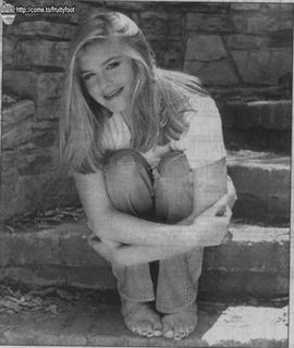 Alicia Silverstone feet photo thumbnail