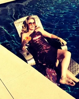 Alicia Silverstone feet photo thumbnail