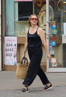 Alicia Silverstone feet photo thumbnail