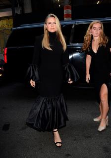 Alicia Silverstone feet photo thumbnail