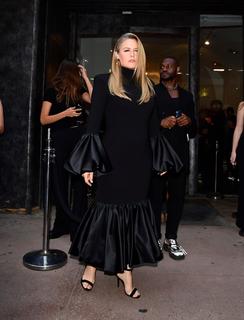 Alicia Silverstone feet photo thumbnail