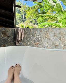 Alicia Silverstone feet photo thumbnail