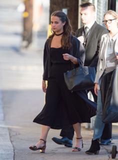 Alicia Vikander feet photo thumbnail