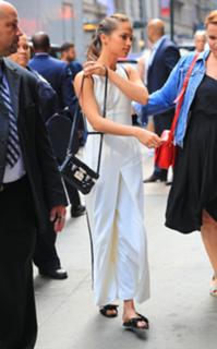 Alicia Vikander feet photo thumbnail