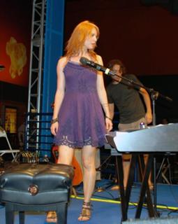 Alicia Witt feet photo thumbnail